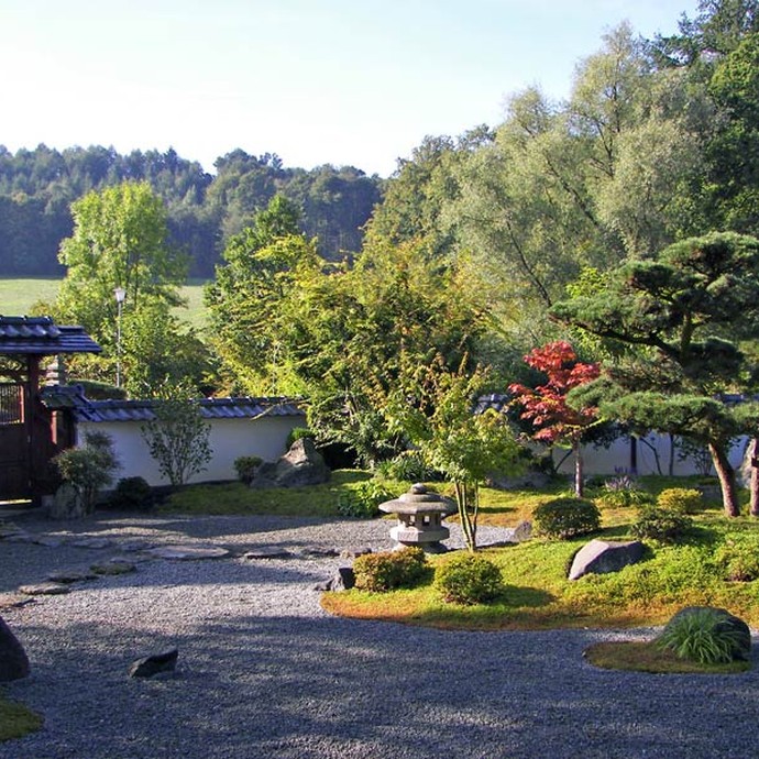 Blick vom Besucherpodest auf den Japanischen Garten. (öffnet vergrößerte Bildansicht)