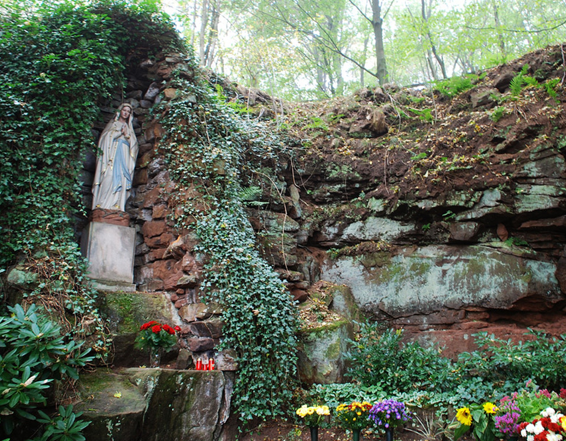 Die Mariengrotte der Wallfahrt Kleinenberg. Die Grotte befindet sich hinter der Brunnenkapelle.