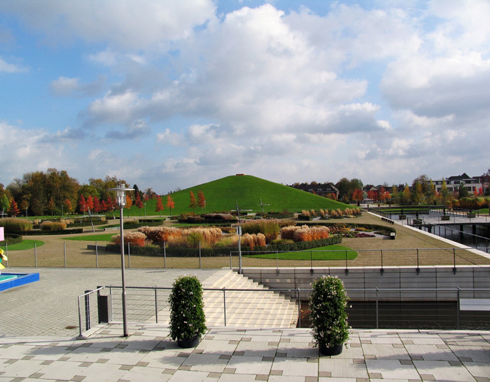 Blick auf die Pyramide des Inselparks Gronau. Im Bereich vor der Pyramide befinden sich Beete mit Gräsern.
