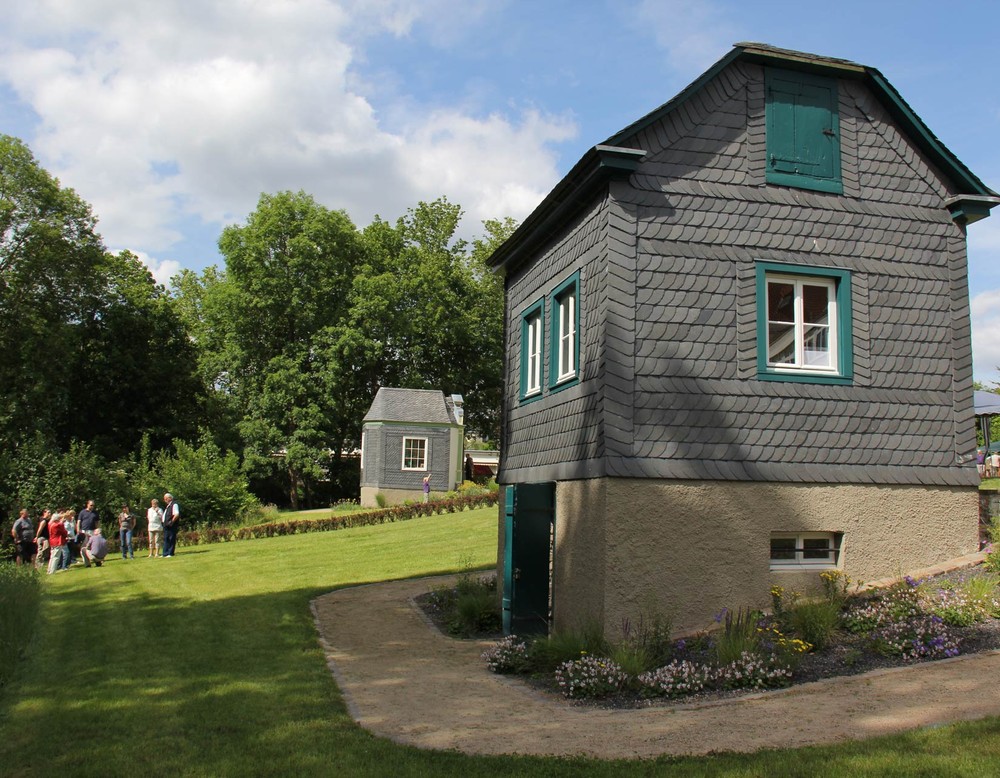 Dieses Fachwerkhaus ist das ältere der beiden klassizistischen Gartenhäuser in den Arnsberger Bürgergärten. Es wurde zwischen 1822 und 1830 errichtet. Man nennt es auch "Gartenhaus der armen Schulschwestern".