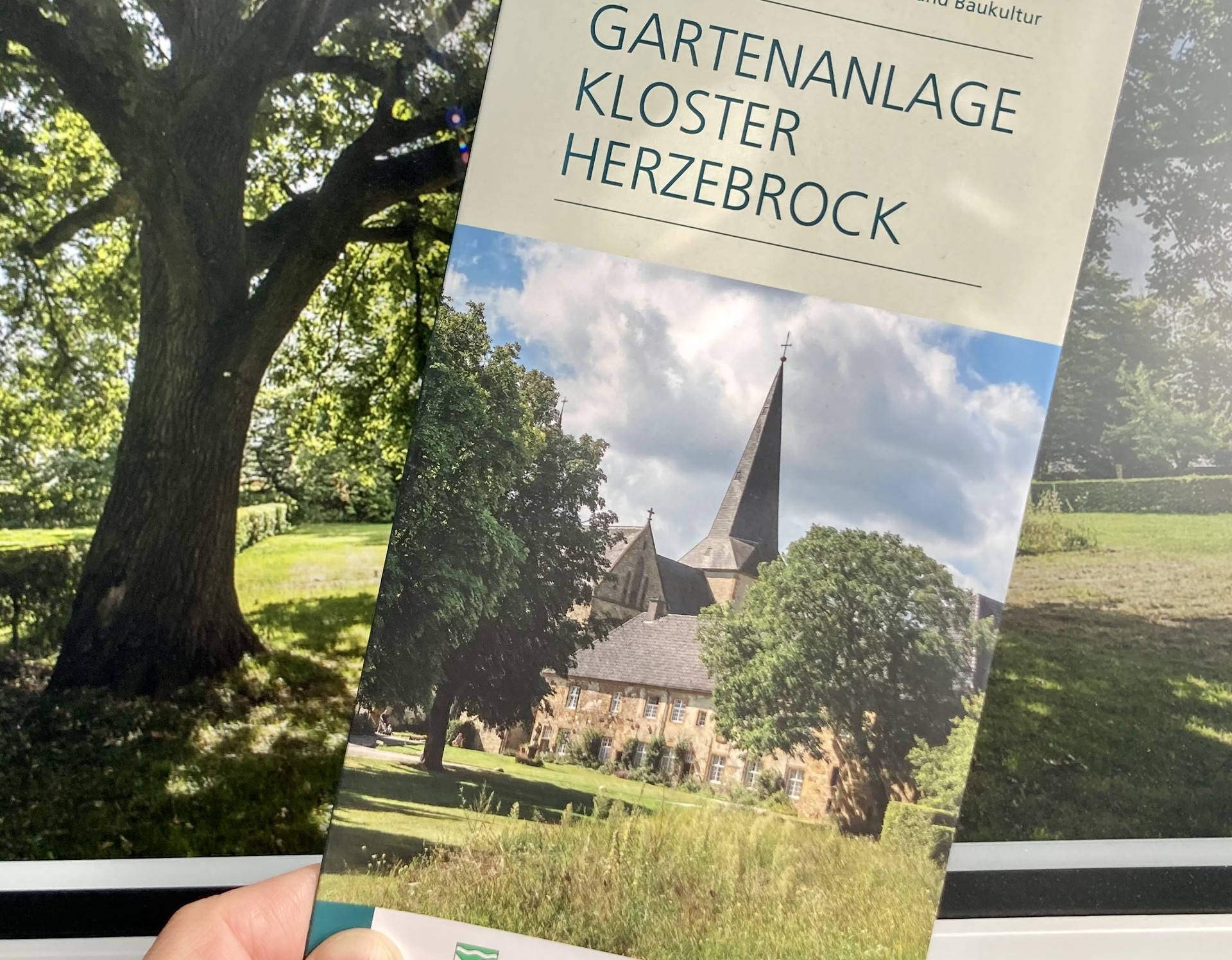 Der neue Flyer "Gartenanlage Kloster Herzebrock" der LWL-Gartenreihe.