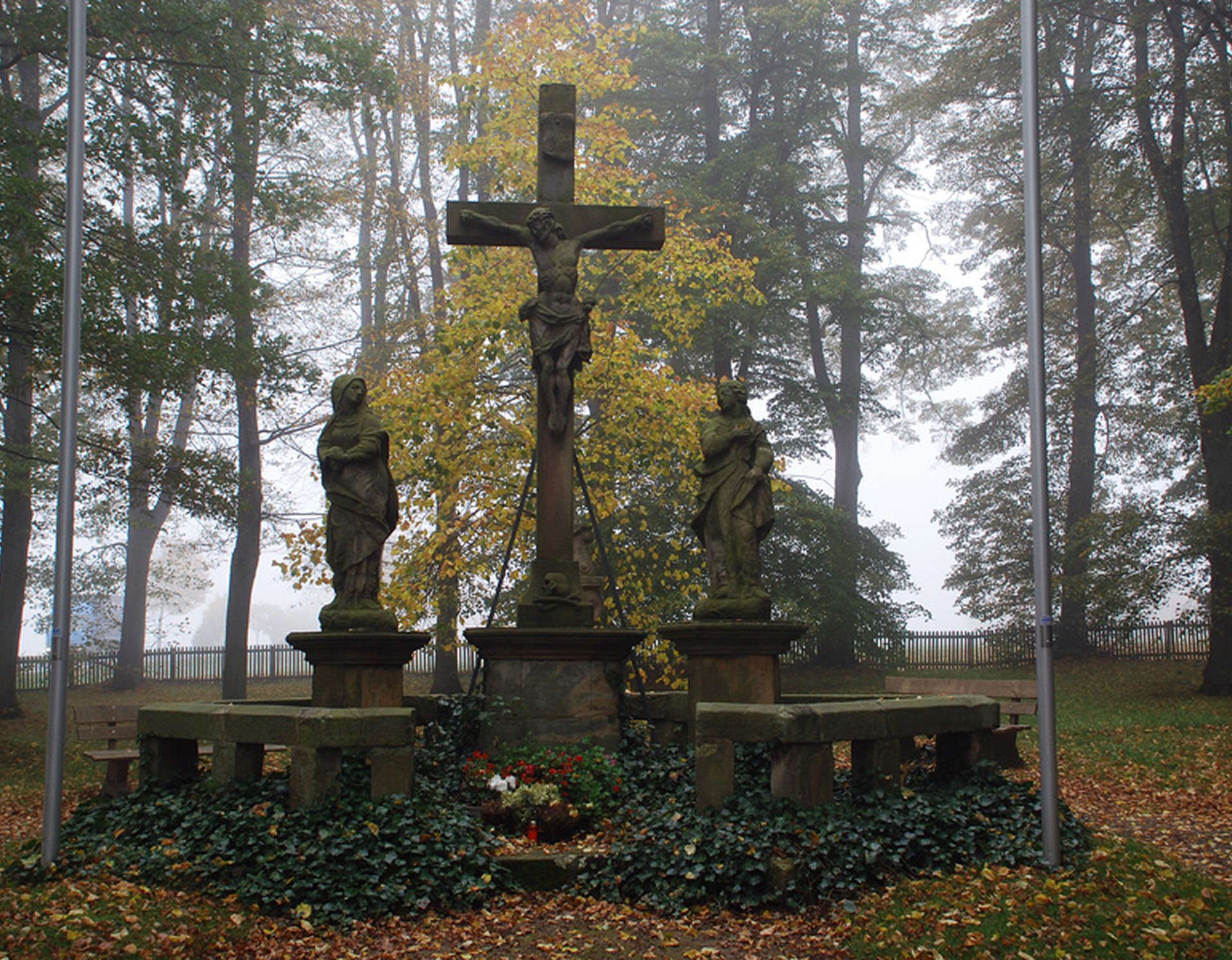 Hohes Kreuz am Kreuzweg in Kleinenberg. Seitlich des Kruzifixes befinden sich zwei Figuren.
