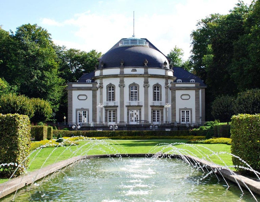 Kurparktheater im Kurpark von Bad Oeynhausen. Dieses ist 1915 im Stil des Neo-Spätbarocks errichtet worden.