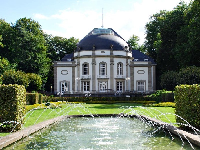 Kurparktheater im Kurpark von Bad Oeynhausen. Dieses ist 1915 im Stil des Neo-Spätbarocks errichtet worden.