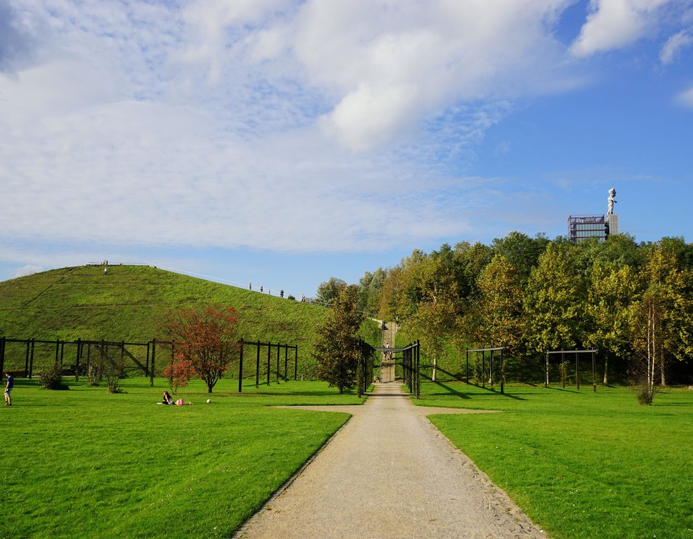 Sicht auf die Aussichtsplattform auf der Halde im Nordsternpark Gelsenkirchen.