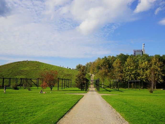 Sicht auf die Aussichtsplattform auf der Halde im Nordsternpark Gelsenkirchen.