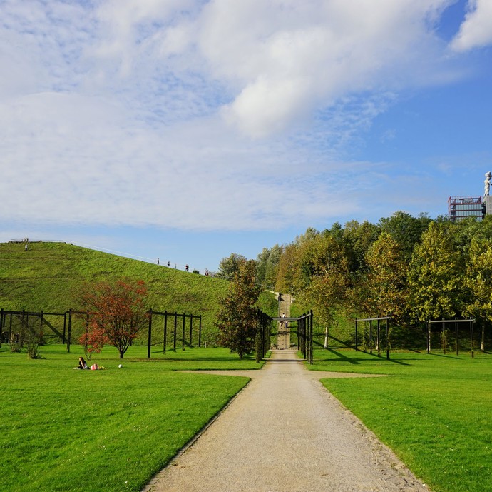 Sicht auf die Aussichtsplattform auf der Halde im Nordsternpark Gelsenkirchen. (öffnet vergrößerte Bildansicht)