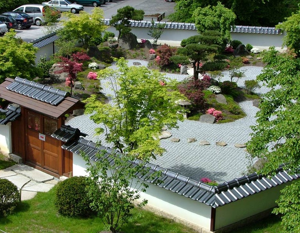 Luftbild des Japanischen Gartens in Bielefeld. In der Mitte des ummauerten Gartens befindet sich eine Kranichinsel mit einer zweistämmigen Formkiefer.