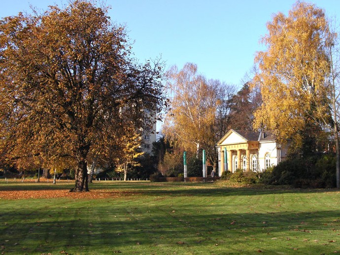 Blick auf das Gartenhaus im Nordpark Bielefeld. Dieses im klassizistischen Stil gehaltene Gebäude wird auch Schinkel-Pavillon genannt.