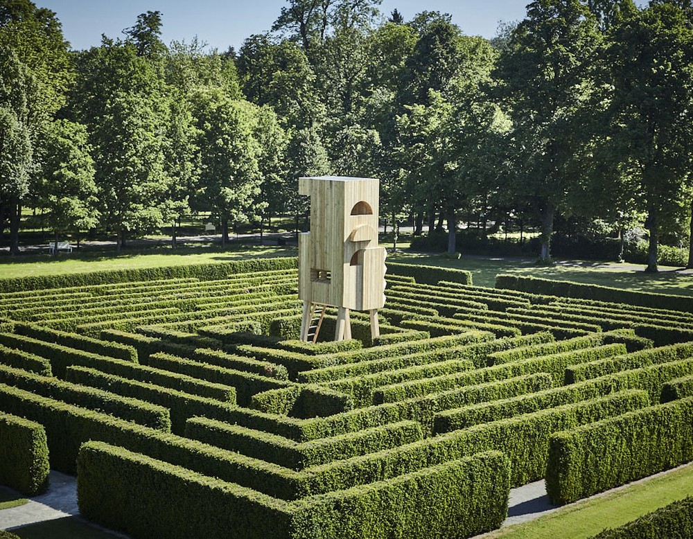 Labyrinth des Gräflichen Parks in Bad Driburg mit Aussichtsplattform. Der hölzerne Hochsitz wurde 2014 von Michael Sailstorfer geschaffen.