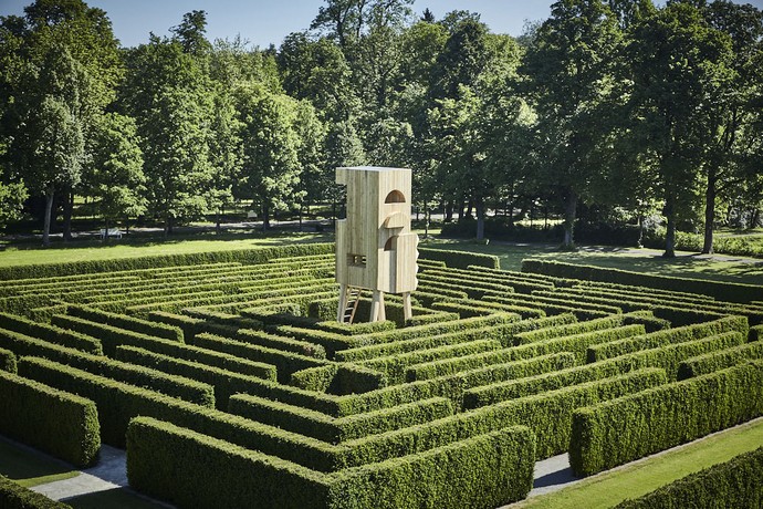 Labyrinth des Gräflichen Parks in Bad Driburg mit Aussichtsplattform. Der hölzerne Hochsitz wurde 2014 von Michael Sailstorfer geschaffen.