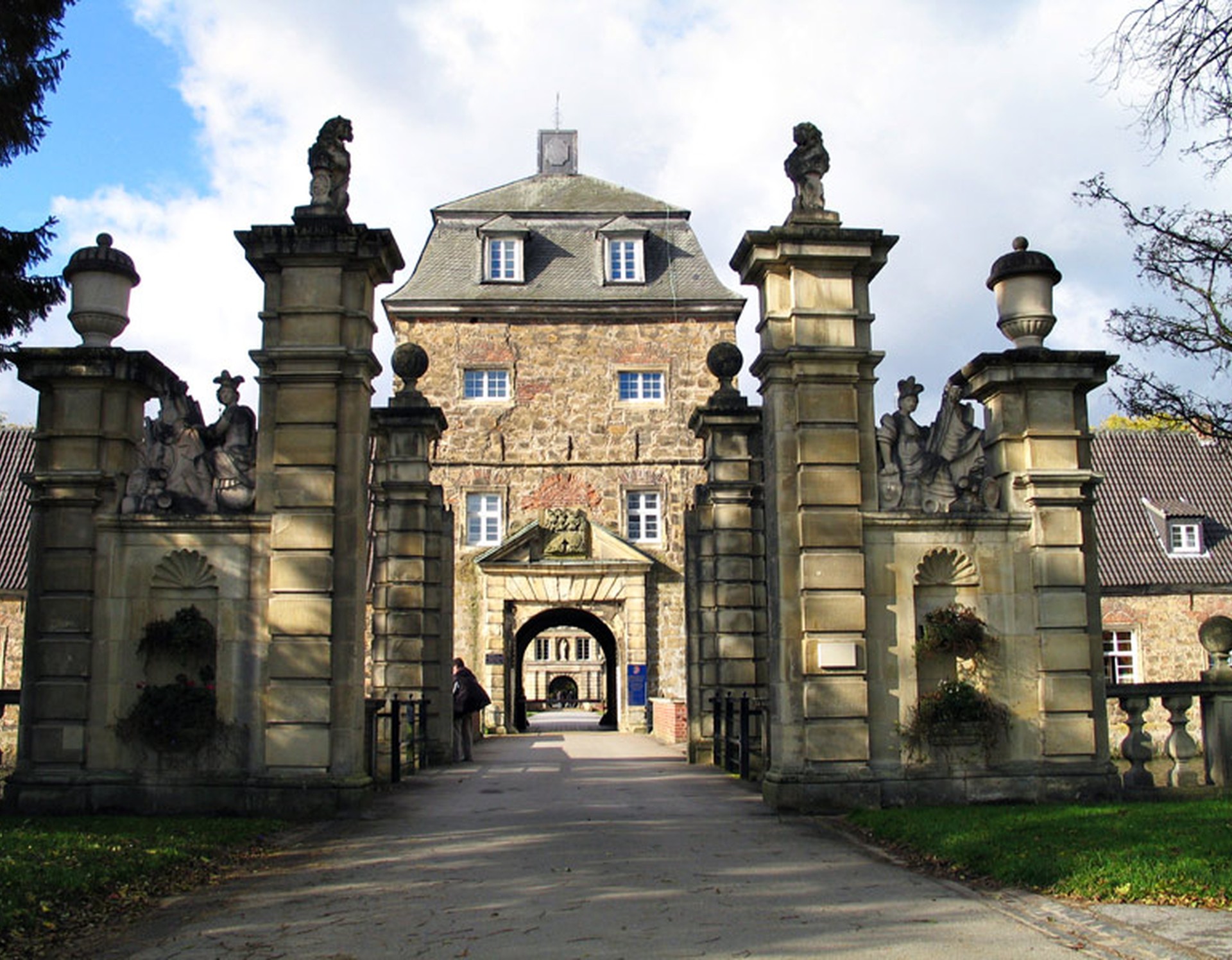 Das Tor zur Vorburg des Schlosses Lembeck bei Dorsten.