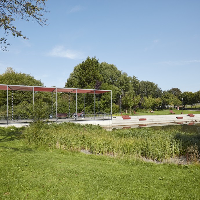 Teich mit Sitzgelegenheiten im Kurpark Brilon (vergrößerte Bildansicht wird geöffnet)