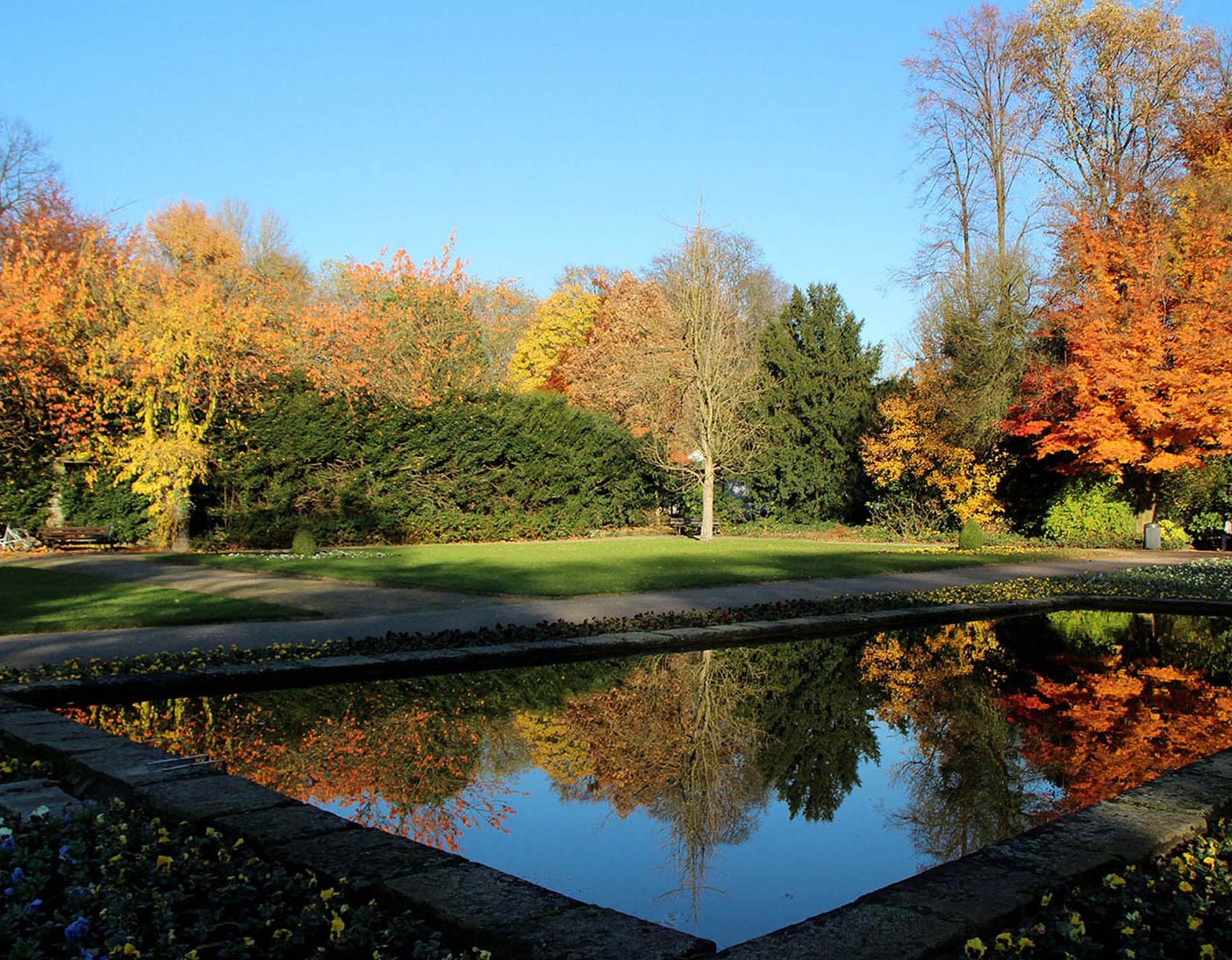 Herbst im Stadtgarten Gelsenkirchen. Zu sehen ist eines von mehreren Brunnenbecken.