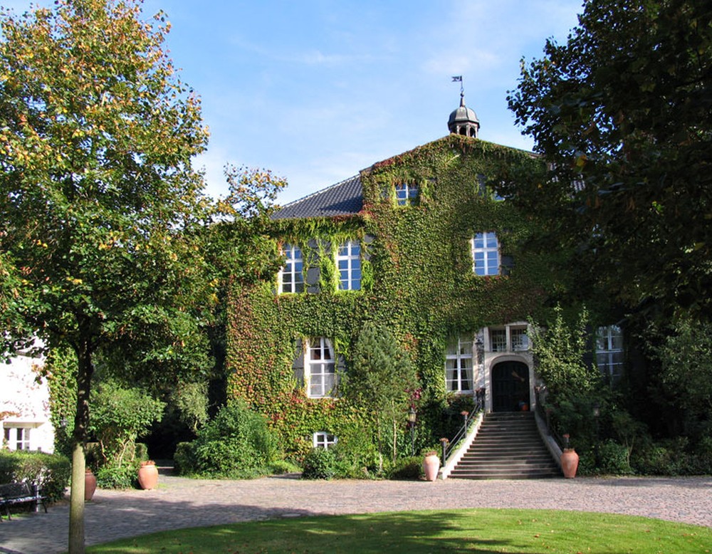 Blick auf die Fassade des Hauses Pröbsting bei Borken. Diese ist heutzutage nicht mehr bewachsen.