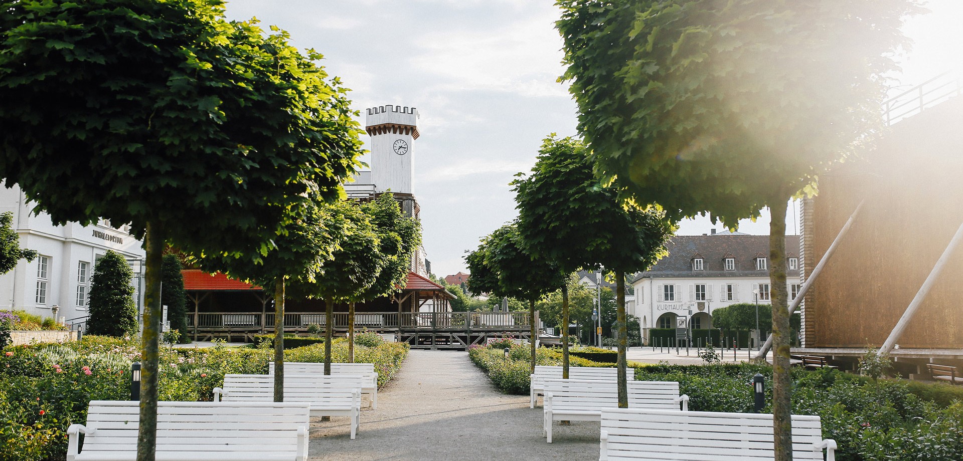 Bänke im Rosengarten des Kurparks Bad Salzuflen. Rechts sieht man ein Gradierwerk. Im Hintergrund davon befindet sich das Kurhaus.