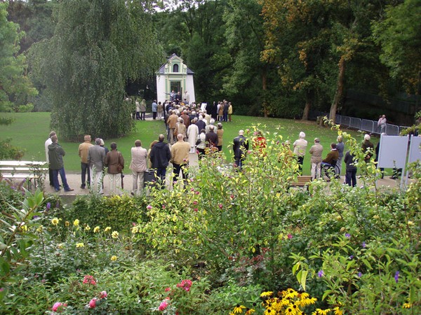 Vor dem klassizistischen Gartenhaus "Twiete 6" in den Arnsberger Bürgergärten steht eine größere Gruppe Menschen.