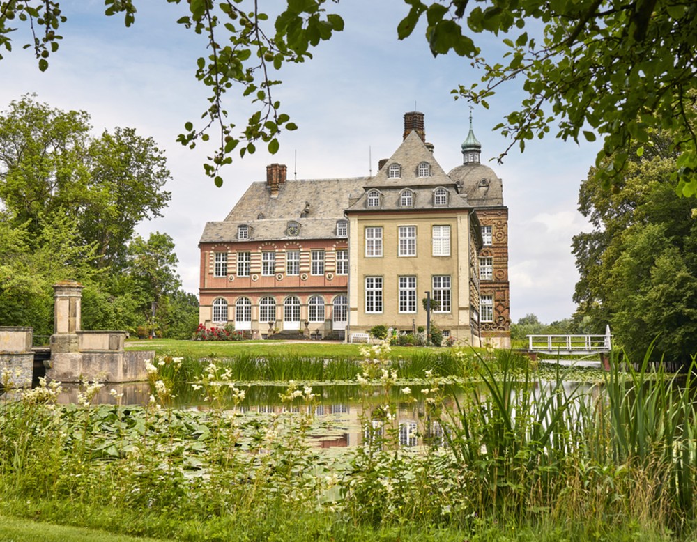 Lippetal Schloss Hovestadt, See und Bäume im Vordergrund