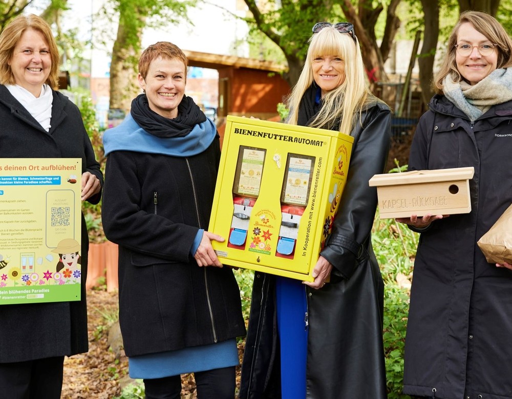 Dr. Dorothee Boesler (l.), Barbara Koch, Projektleiterin des Gewinnergartens "7000 Schmetterlinge" Dr. Rüschoff-Parzinger (3.l.), und Eva Carrie (r.)