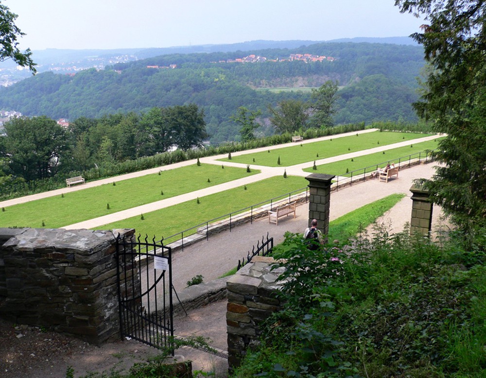 Der Schlossgarten Hohenlimburgs mit Aussicht auf das Lennetal.