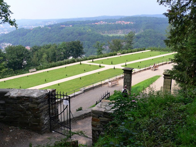 Der Schlossgarten Hohenlimburgs mit Aussicht auf das Lennetal.