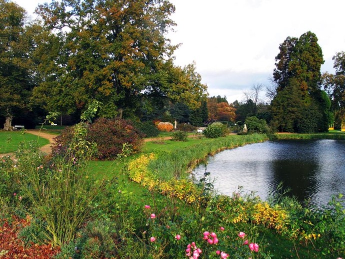 Der Wassergraben am Schloss Lembeck und der Schlossgarten.