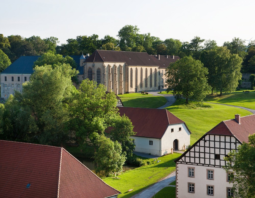 Luftansicht des Dalheimer Klosters mit der Klosterkirche im Hintergrund.