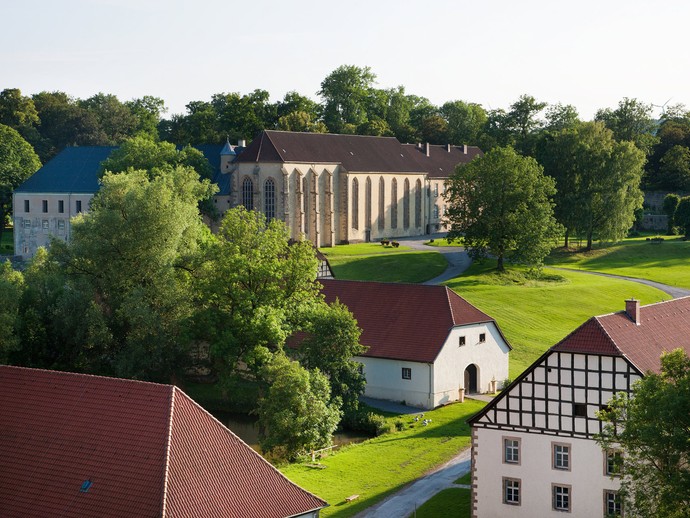 Luftansicht des Dalheimer Klosters mit der Klosterkirche im Hintergrund.