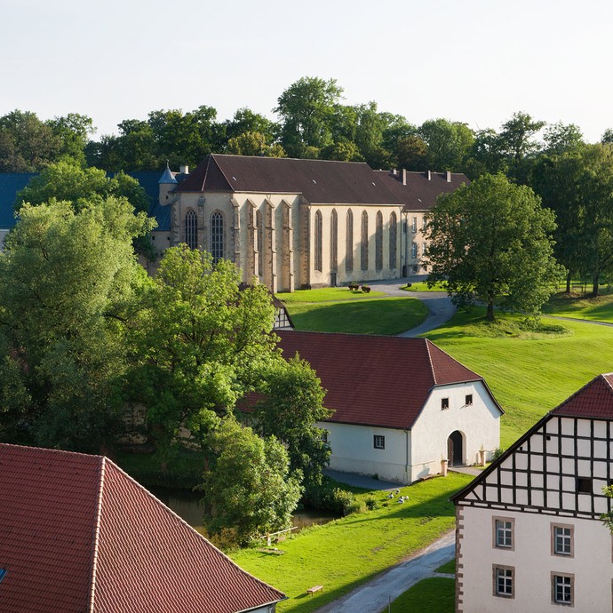 Luftansicht des Dalheimer Klosters mit der Klosterkirche im Hintergrund. (öffnet vergrößerte Bildansicht)