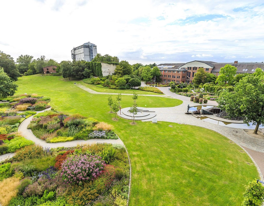 Blick über den Maximilianpark in Hamm. Im Hintergrund sieht man den Glaselefant.