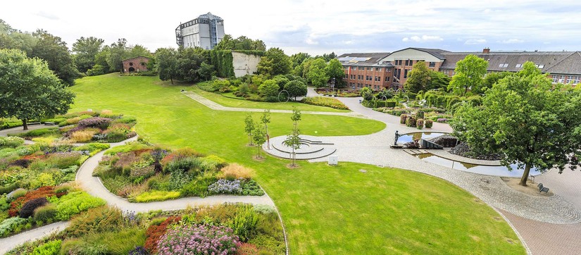 Blick über den Maximilianpark in Hamm. Im Hintergrund sieht man den Glaselefant.