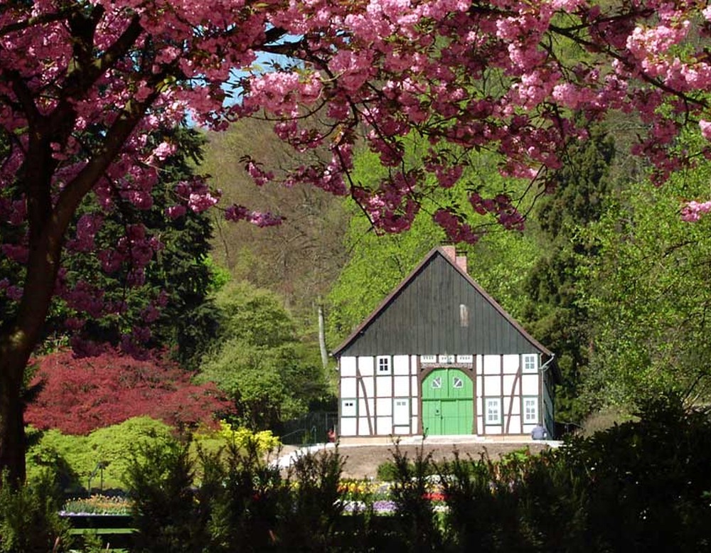 Bauernhaus im Botanischen Garten Bielefeld. Das im Jahr 1823 errichtete Gebäude befindet sich im Zentrum der Anlage.