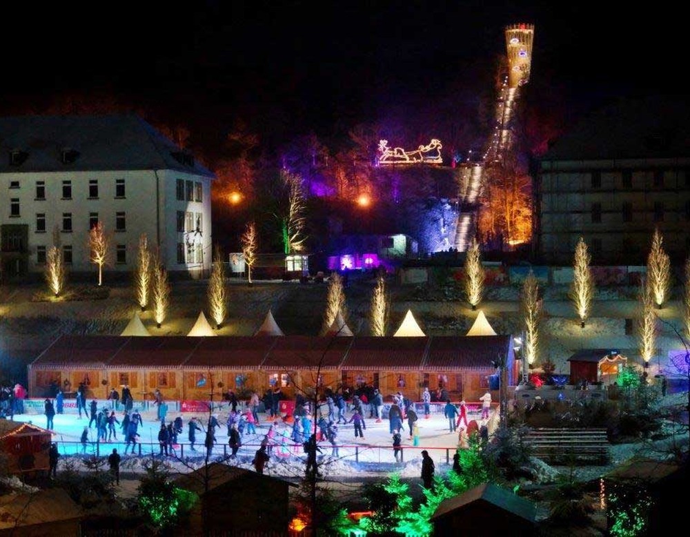 Der Himmelsspiegel im Winter als Eisbahn. Zahlreiche Menschen laufen dort Schlittschuh.