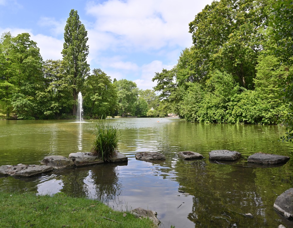Teich mit Fontaine im Stadtpark Bochum.