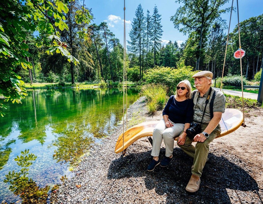 Eine der zahlreichen Sitzmöglichkeiten an den Mersmannteichen im Gartenschaupark Bad Lippspringe.