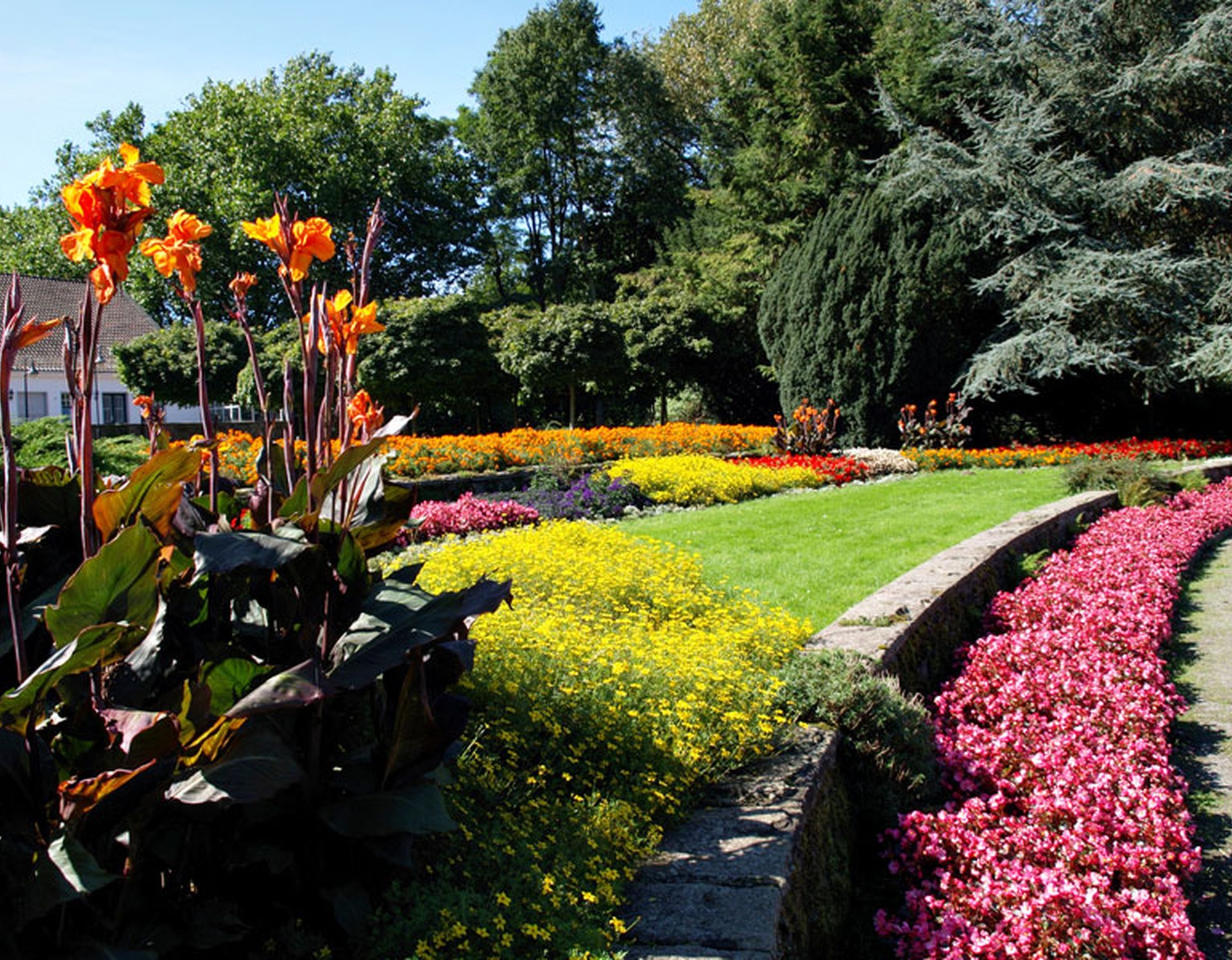 Blumenbeete im Bottroper Stadtpark mit zahlreichen verschiedenen Blumen.