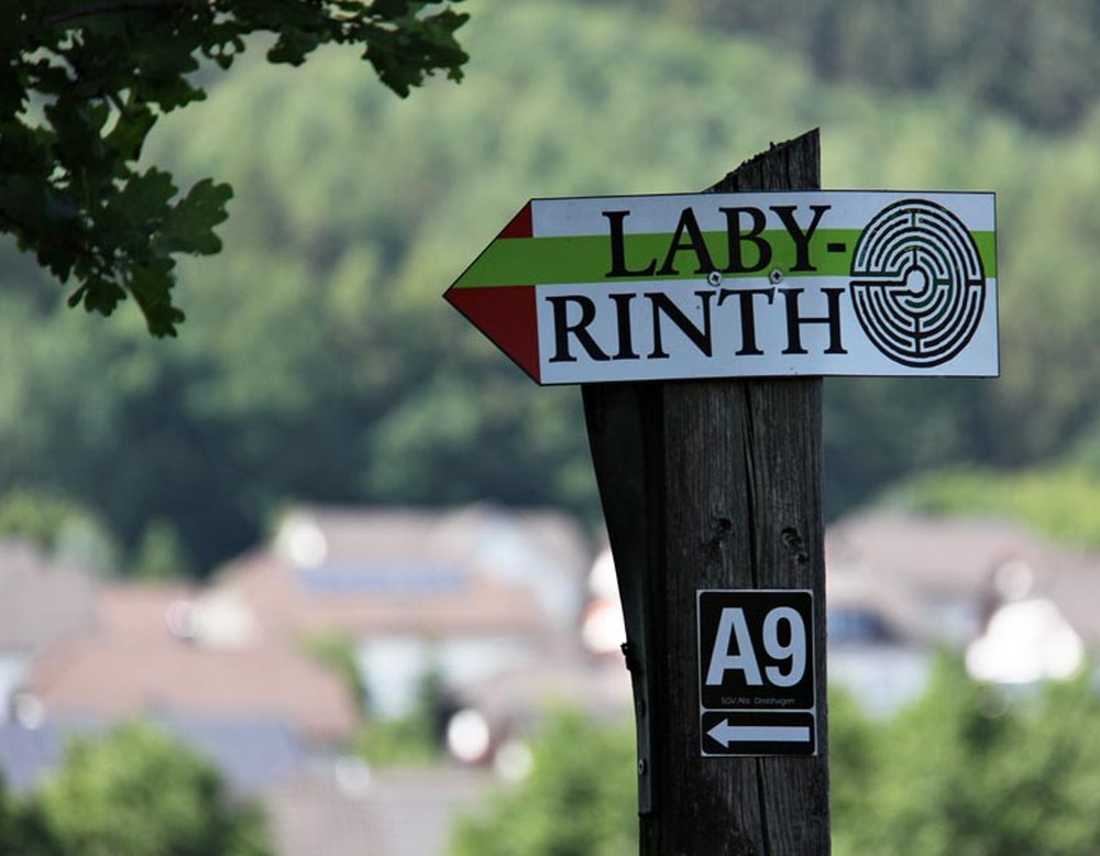 Ein Schild weist den Weg zum Drolshagener Labyrinth.