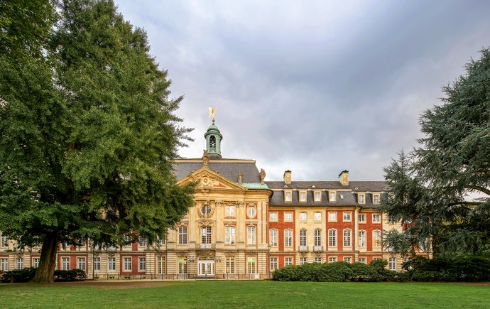 Bäume vor dem Botanischen Garten am Fürstbischöflichen Schloss Münster. Das Schloss sieht man im Hintergrund.