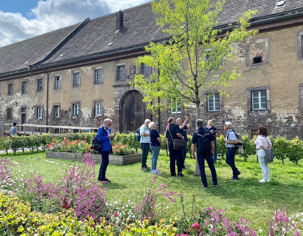 Besucher:innen im Remtergarten auf der Landesgartenschau in Höxter