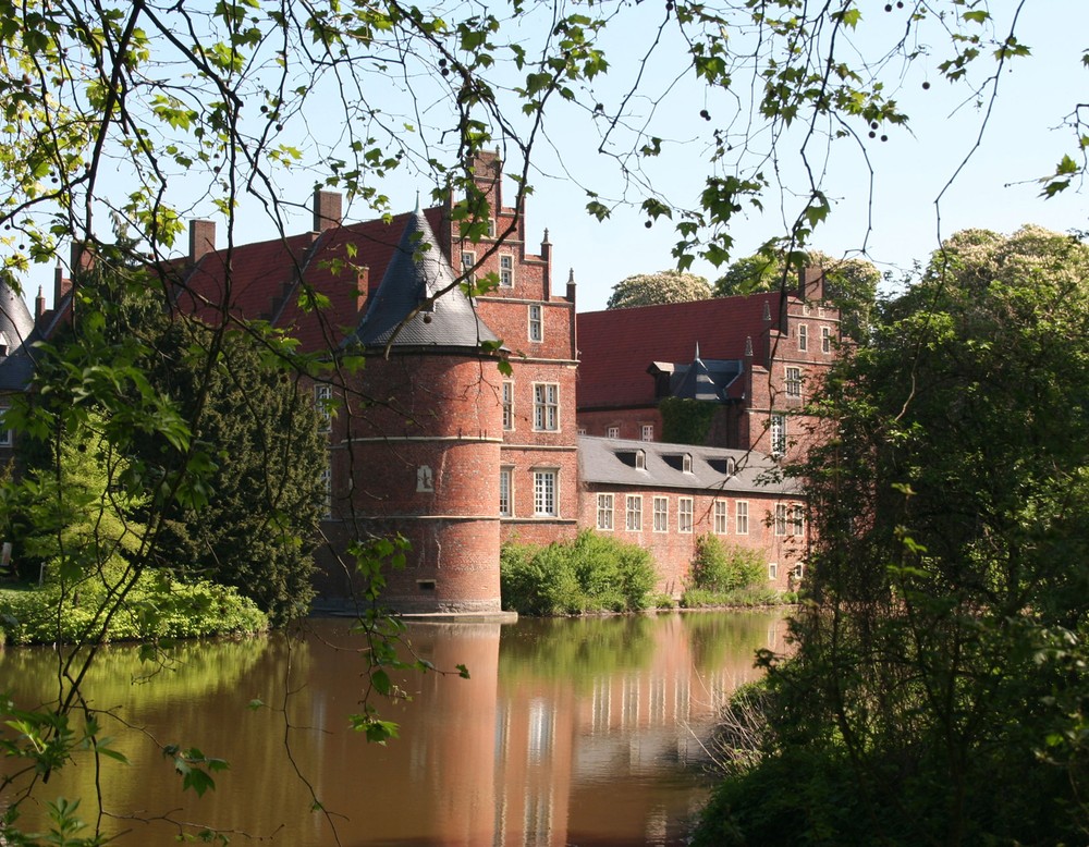 Ansicht des Schlosses von Südwesten. Im Vordergrund sieht man die Schlossgräfte, die das Hauptgebäude umgibt.