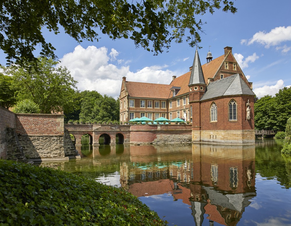 Die Hauptburg Hülshoff mit Kapelle.