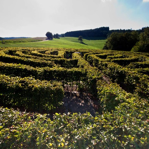 Blick über das Labyrinth in Drolshagen. Im Hintergrund sieht man die umliegende Landschaft.