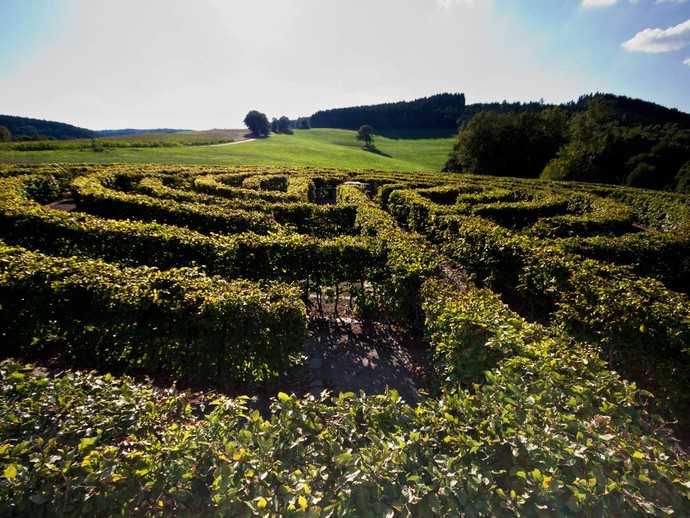 Blick über das Labyrinth in Drolshagen. Im Hintergrund sieht man die umliegende Landschaft.