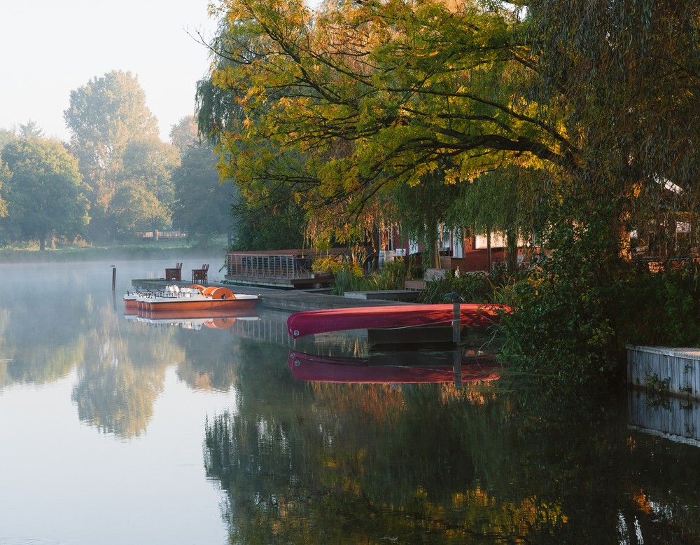 Der Bootssteg am Pröbstingsee bei Borken. An diesem liegen einige Segelboote.