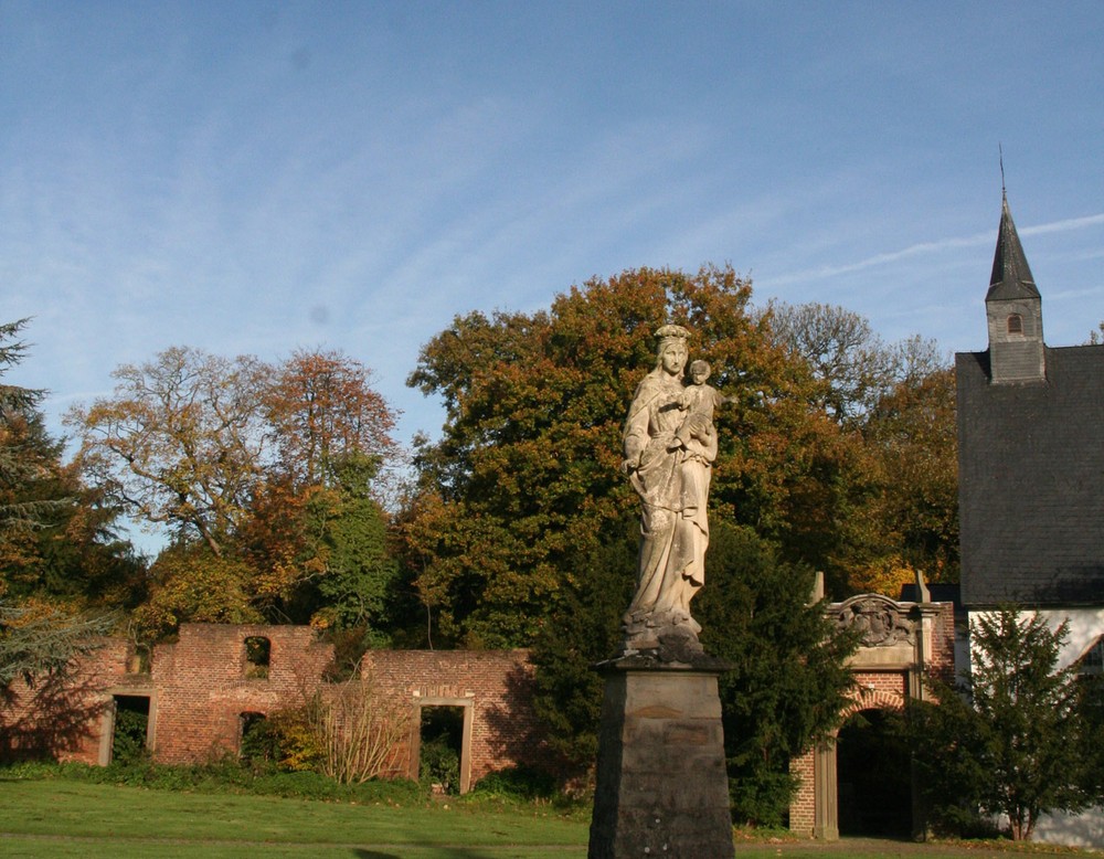 Marienstatue mit Jesuskind im Schlosspark Herten. Diese steht in der Vorburg des Schlosses. Rechts im Hintergrund befindet sich die Schlosskapelle.