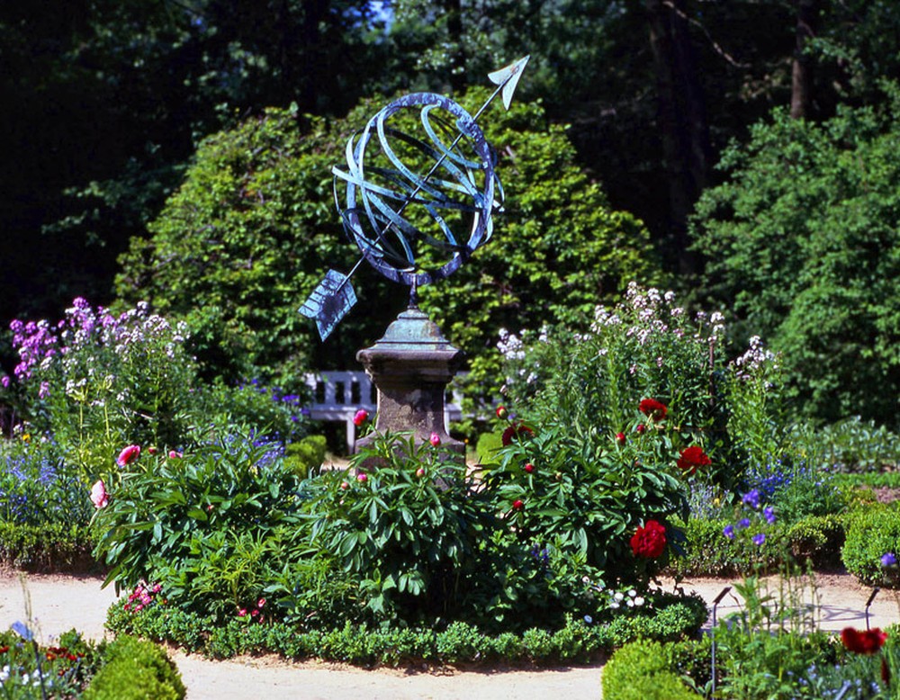 Der Bauerngarten des Münsterländer Gräftenhofs im LWL Freilichtmuseum Detmold. Die Sonnenuhr befindet sich im Zentrum des Bauerngartens.