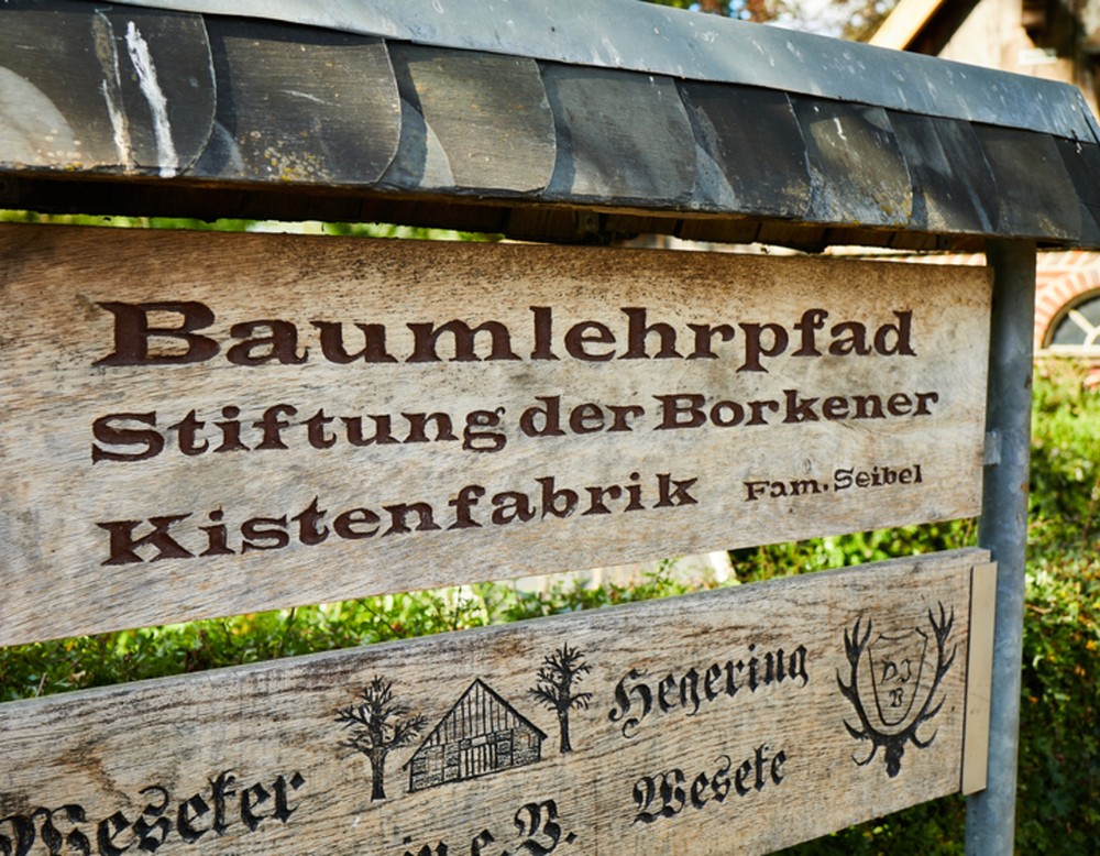 Borken Apothekergarten Schild "Baumlehrpfad Stiftung der Borkener Kistenfabrik"