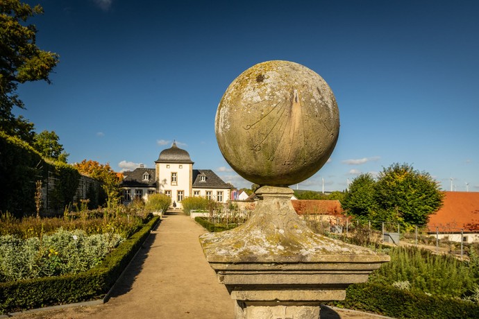 Lichtenau-Kloster Dalheim, Langer Garten, Sonnenuhr