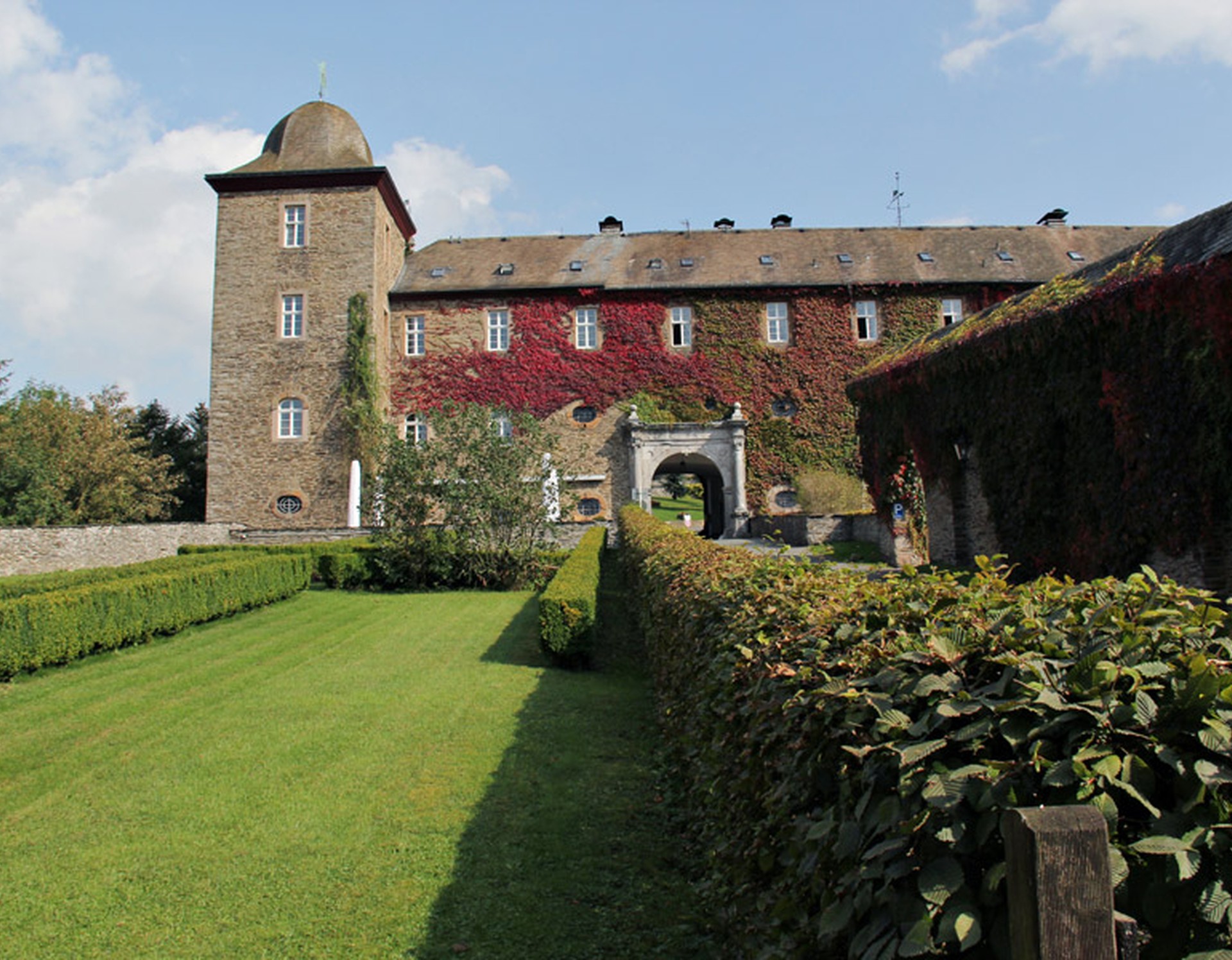 Blick auf die Vorburg der Burg Schnellenberg von Süden.