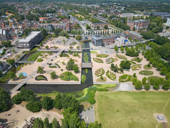 Ein künstlerisch gestalteter Gartenbereich im Inselpark Gronau.